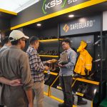 Aktivitas Pengunjung di berbagai stan exhibitor IEE Series Balikpapan 2026 -01-